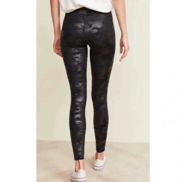 SPANX Faux Leather Camo Legging Black size Large - Picture 3 of 13